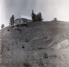 kostel nad bývalým lomem