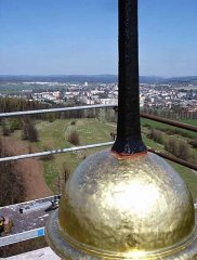 hrotnice na opravené věži, v pozadí Bruntál