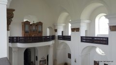 interiér - kůr s varhanami