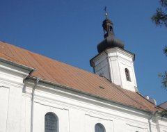 kostel s opravenou věží