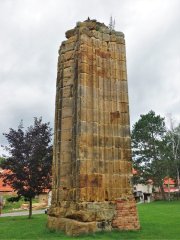 pilíř klášterního kostela - pohled od JV