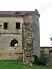 fragment západní zdi příčné lodi s výběhy žebrové klenby chóru - pohled ze S