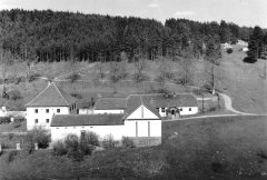 fara před zbořením (vlevo)
