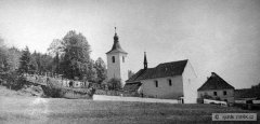 celkový pohled na hřbitov, zvonici a kostel