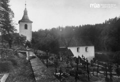 celkový pohled na hřbitov, zvonici a kostel