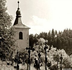 pohled na hřbitov a zvonici