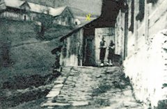 starší foto kaple (vlevo od žlutého křížku)