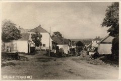 historické foto kaple (vlevo)