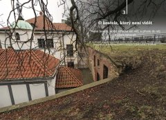 pohled na kostel vpravo v hradbě