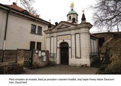 pohled na část kostela vpravo v pozadí