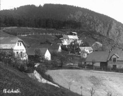 historické foto vsi s kaplí (vpravo od středu)