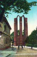 zbytek presbytáře kostela na dobové pohlednici
