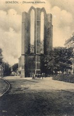 zbytek presbytáře kostela na dobové pohlednici