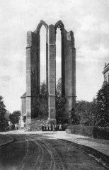 zbytek presbytáře kostela na dobové pohlednici