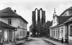zbytek presbytáře kostela na dobové pohlednici