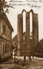 zbytek presbytáře kostela na dobové pohlednici