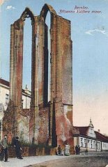 zbytek presbytáře kostela na dobové pohlednici