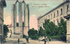 zbytek presbytáře kostela na dobové pohlednici