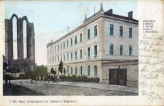 zbytek presbytáře kostela na dobové pohlednici