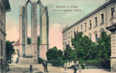 zbytek presbytáře kostela na dobové pohlednici
