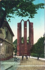 zbytek presbytáře kostela na dobové pohlednici