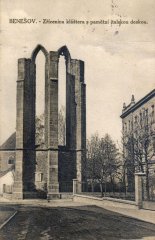 zbytek presbytáře kostela na dobové pohlednici