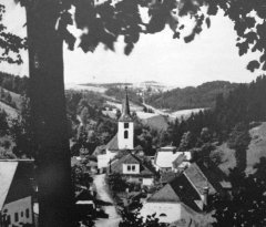 historické foto fary (před kostelem)