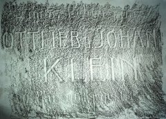 náhrobek po vyjmutí, očistění a frotáži (přenesení textu na papír)