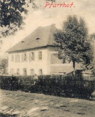 výřez snímku s farou z předchozí pohlednice