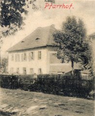 výřez snímku s farou z předchozí pohlednice