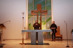 pohled do interiéru - oltář