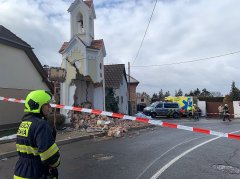 kaple poškozená nárazem