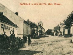 dobová pohlednice vsi s kostelem