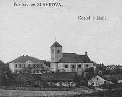 dobová pohlednice vsi s kostelem