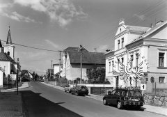 pohled ulicí ke kostelu
