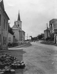 pohled ulicí ke kostelu