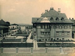 historické foto obřadní síně (vlevo, v pozadí)