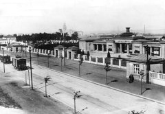 historické foto obřadní síně (zcela vlevo), vpravo v popředí je přístupová brána zaniklého ústředního hřbitova
