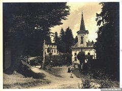 historické foto kapličky (zcela vlevo)