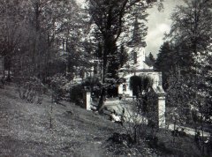 historické foto kapličky (vlevo)