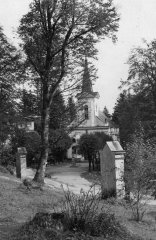 historické foto kapličky (v popředí)