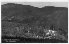 dobová pohlednice poutního areálu (kaplička dole, napravo od středu, v popředí)