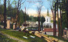 dobová pohlednice poutního areálu (kaplička přední v řadě tří kapliček v levé části snímku)