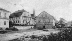 dobová pohlednice vsi s kaplí kaple - výřez
