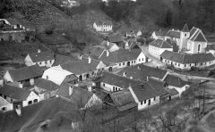 historické foto kapličky (před domem uprostřed snímku nahoře)