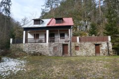 podezdívka původního domu, u něhož kaplička stála