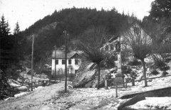 historické foto kapličky (u zdi domu)