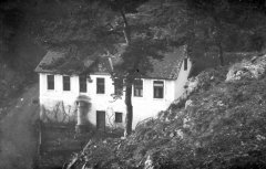historické foto kapličky (u zdi domu)
