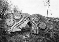 zbytky zdiva kostela - kamenný detail