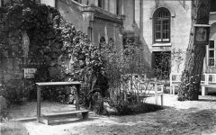 historické foto kaple (vlevo)